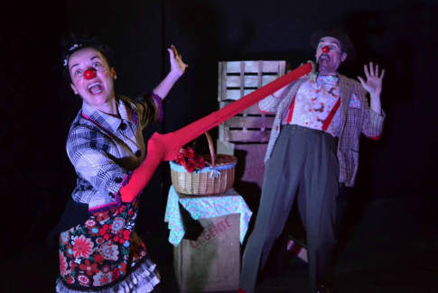 Dos payasos que buscan la felicidad llegan al Patio de Comedias de Torralba con ‘Clown sin tierra’